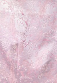Helle Lavendeltapete mit einem floralen Jacquard-Muster, das pinke Akzente aufweist, glatte Textur und zarte Details von Blättern und Blumen.
