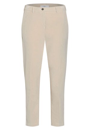 Pantalon beige slim-fit avec fermeture par bouton et zip, passants de ceinture et poches avant, conçu pour un usage décontracté ou professionnel.