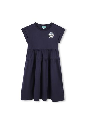 Robe en coton bleu marine avec de courtes manches à capuchon, design à volants et un logo graphique blanc sur la poitrine. Texture lisse, longueur genoux.