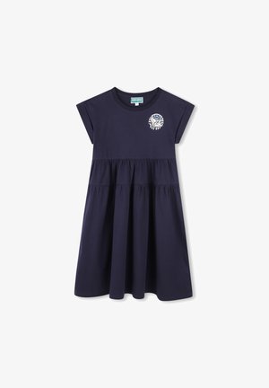 Robe en coton bleu marine avec de courtes manches à capuchon, design à volants et un logo graphique blanc sur la poitrine. Texture lisse, longueur genoux.