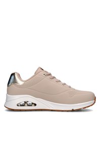 Zapatilla deportiva beige con un upper liso, detalle metálico en el tacón, suela acolchada y detalle de cámara de aire, con diseño de cordones y perforaciones.