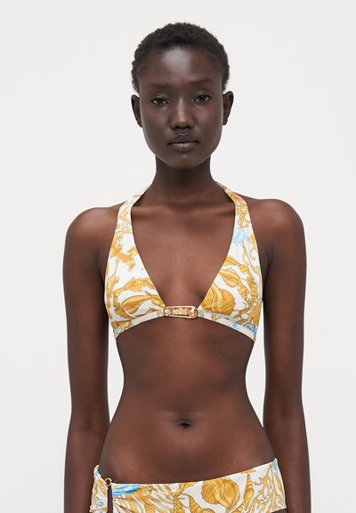 Bikini bovenstuk met halternekontwerp, met een witte basis en gele en blauwe schelppatronen, en gouden hardwareaccent in het midden.