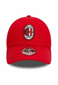 Roter Jugend-Baseballcap mit dem Logo des AC Milan Fußballclubs und einem verstellbaren New Era 9FORTY-Aufkleber auf dem Schirm.