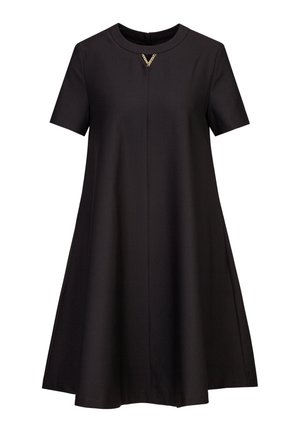 Zwart kortärmige jurk met een ronde halslijn, een middennaad en een gouden V-vormige accent nabij de hals. Uitlopende A-lijn silhouet.