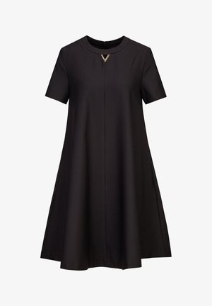Schwarzes, kurzärmliges Kleid mit rundem Ausschnitt, einer Mittelnäht und einem goldenen V-förmigen Akzent am Hals. Ausgestelltes A-Linien-Silhouette.
