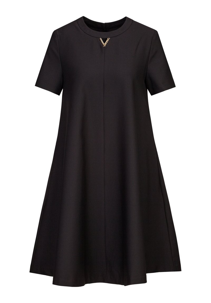 Schwarzes, kurzärmliges Kleid mit rundem Ausschnitt, einer Mittelnäht und einem goldenen V-förmigen Akzent am Hals. Ausgestelltes A-Linien-Silhouette.