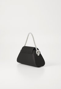Borsa nera a forma triangolare, realizzata in materiale liscio e con un manico in argento testurizzato. Presenta una chiusura con pattina e un design minimalista.