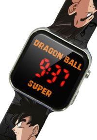 Orologio digitale con quadrante nero, display LED rosso e testo arancione con la scritta "DRAGON BALL SUPER". Il bracciale presenta grafiche di personaggi anime.