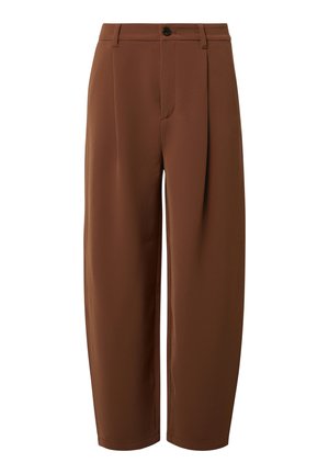 Brązowe, dopasowane spodnie o prostych nogawkach, z zapięciem na guziki z przodu, zakładkami i gładką teksturą tkaniny.