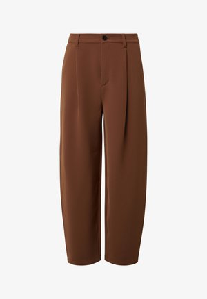 Brązowe, dopasowane spodnie o prostych nogawkach, z zapięciem na guziki z przodu, zakładkami i gładką teksturą tkaniny.