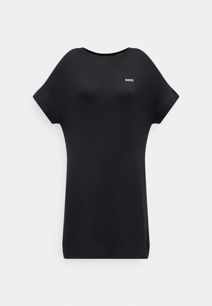 Vestido negro de manga corta con cuello redondo y pequeño logo blanco "BOSS" en la parte superior izquierda del pecho, mostrado sobre un fondo blanco.