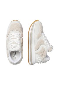 Sneakers bianchi con una texture pelosa, caratterizzati da una suola spessa, lacci e dettagli borchiati sul tallone. Realizzati in suede e materiali sintetici.