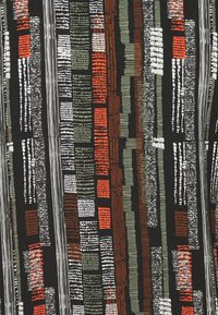 Tessuto a motivi con strisce verticali in rosso, verde, nero, bianco e arancione. Presenta design a blocchi e linee testurizzate con larghezze variabili.