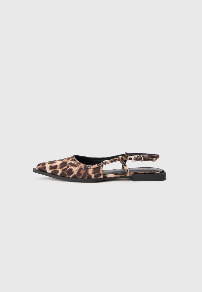 Leoparda raksta dzīvokļu slingback kurpes ar smailu purngalu, atvērtām pusēm un mazu melnu papēdi. Materiāls izskatās gluds ar vieglu spīdumu.