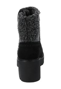 Czarne botki sięgające kostki z teksturowanym szarym kołnierzem z wełny, zamszowym cholewką, masywnym obcasem i dekoracyjnym przeszyciem po boku.