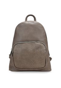 Mochila de imitación cuero gris con parte superior redondeada, superficie texturizada, bolsillo frontal con cremallera y detalles de patrón cosido. Correas ajustables a los lados.