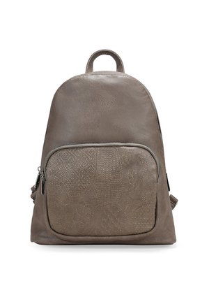 Mochila de imitación cuero gris con parte superior redondeada, superficie texturizada, bolsillo frontal con cremallera y detalles de patrón cosido. Correas ajustables a los lados.