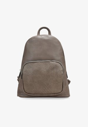 Mochila de imitación cuero gris con parte superior redondeada, superficie texturizada, bolsillo frontal con cremallera y detalles de patrón cosido. Correas ajustables a los lados.