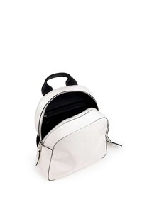 Pequeña mochila de cuero blanco con acentos negros, forma redondeada, compartimento principal con cremallera, asa en la parte superior y un bolsillo interior con cremallera.
