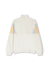 Pulóver crema con cuello alto; presenta acentos triangulares en azul y amarillo en los hombros y la parte trasera; textura suave, corte relajado.