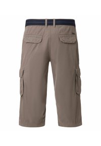 Beige Cargo-Shorts mit flachem Bund, mehreren seitlichen Taschen, genähten Details und einer glatten Textur.