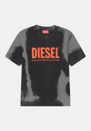 Czarna i szara koszulka z krótkim rękawem w stylu tie-dye z wyraźnym pomarańczowym logo „DIESEL for successful living” na środku przodu.