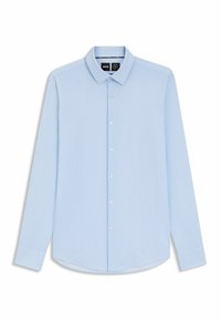 Camicia azzurra a maniche lunghe con colletto button-down. Presenta un sottile motivo a righe verticali e un orlo curvo. I bottoni sono bianchi.