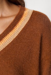 Rejina Pyo Stickad tröja - brown