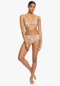 Barviti cvetlični bikini set, ki vključuje bralet top z V-izrezom in visokim pasom, izdelan iz mehke, raztegljive tkanine.