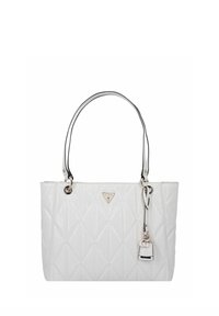Bolso tote blanco acolchado con textura brillante, equipado con dos asas negras, detalles plateados y una placa con el logo en la parte frontal.