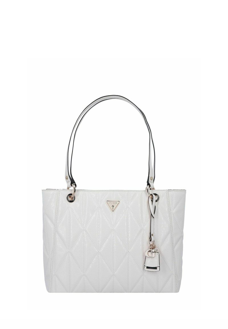 Bolso tote blanco acolchado con textura brillante, equipado con dos asas negras, detalles plateados y una placa con el logo en la parte frontal.