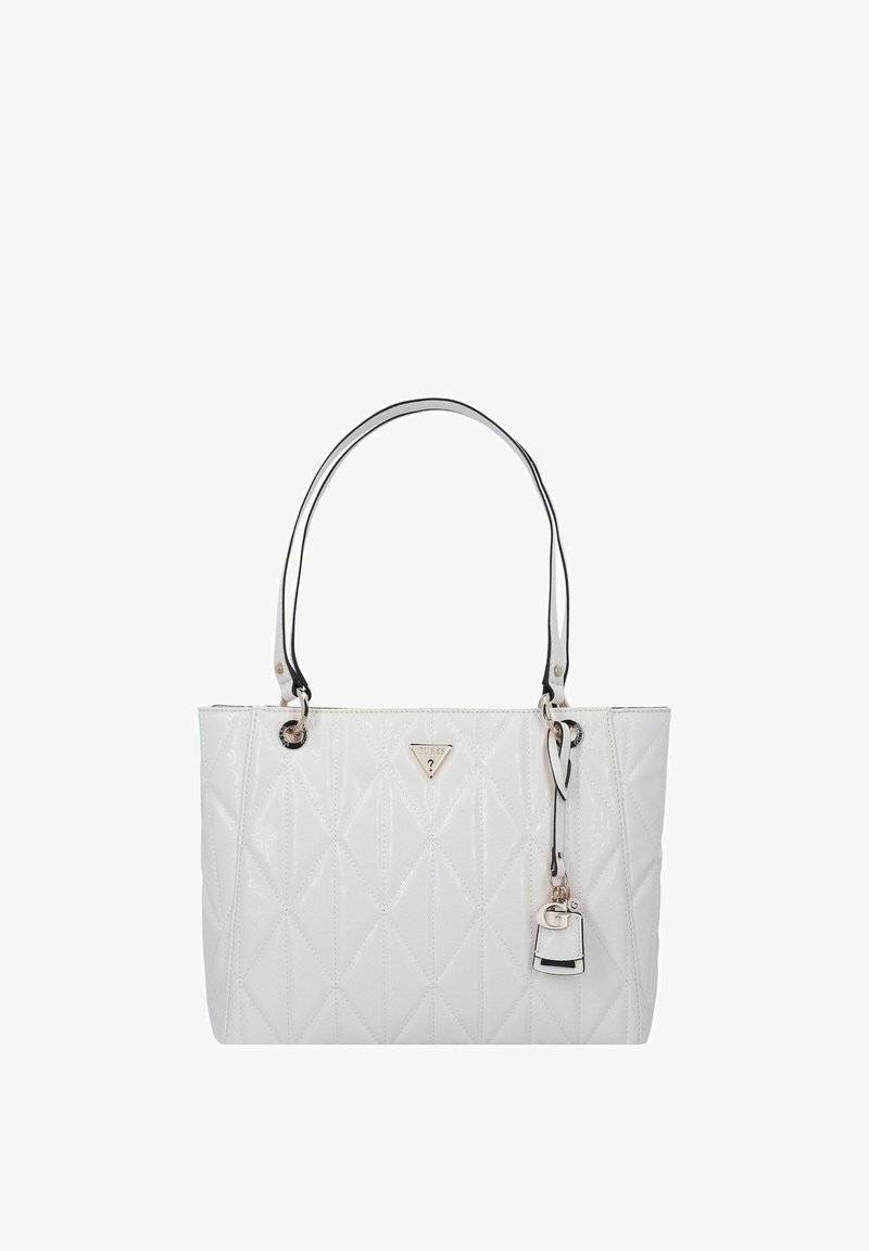 Bolso tote blanco acolchado con textura brillante, equipado con dos asas negras, detalles plateados y una placa con el logo en la parte frontal.