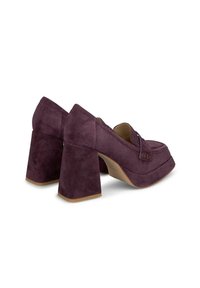 Chaussures en daim de couleur prune à talons carrés, avec un bout arrondi et des détails de couture prononcés sur le dessus. Construction solide et texturée.