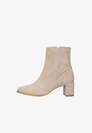 Beige suède enkellaarsje met blokhak en spits toelopende neus, ritssluiting aan de zijkant en gladde zool.