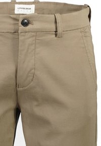 Chinos beige confeccionados en una mezcla de algodón, con cierre de cremallera y botón, bolsillos frontales y detalles de costura sutil a lo largo de las costuras.