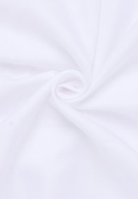 Zacht wit fabric met een gladde textuur, met een lichte glans. Het materiaal is lichtgewicht en vormt zachte plooien en kreuken.