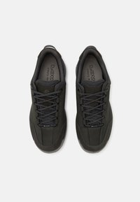 Sorte joggesko med en glatt syntetisk overdel, med snøring, polstret krage og en teksturert gummisåle. GORE-TEX merke inkludert.