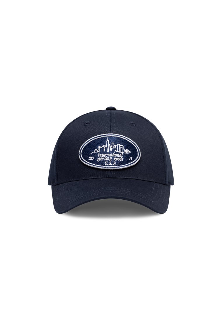 Mørkeblå baseball cap med en brodert hvit logo som har en skyline, teksten "International Sporting Goods" og året 2011.