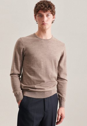 Brauner Strickpullover mit langen Ärmeln, Rundhalsausschnitt und gerippten Bündchen. Der Stoff wirkt weich mit einer glatten Textur. Kombiniere ihn mit dunklen Hosen.