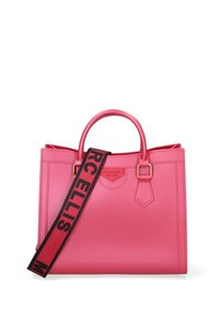 Sac fourre-tout en cuir rose au design structuré, avec des poignées doubles et une sangle noire ornée de lettres rouges. Accents en métal doré.
