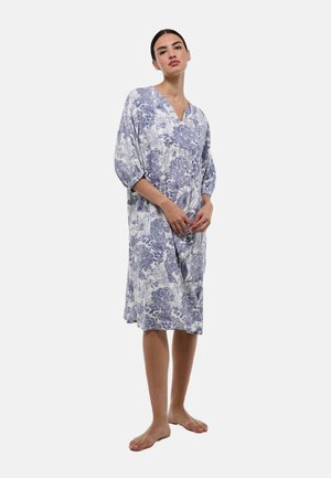 Nuisette à motif floral en blanc et bleu, tissu doux, décolleté en V, manches trois-quarts, longueur genou.
