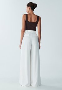 ST MRLO VIEW PANT - Hlače - white