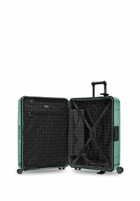 Maleta rígida verde con un exterior texturizado, compartimento con cremallera, correas cruzadas y un interior forrado con un patrón de diamantes.