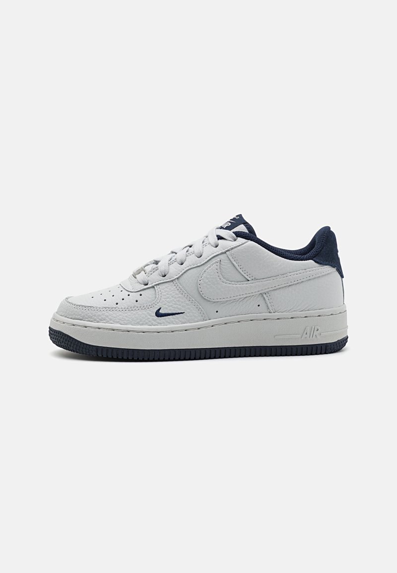 Nike Sportswear - AIR FORCE 1 LV8 3 UNISEX - Trainers - photon dust/obsidian, Enlarge