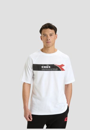 T-shirt bianca a maniche corte con una striscia orizzontale nera e rossa con testo del logo, realizzata in cotone leggero.