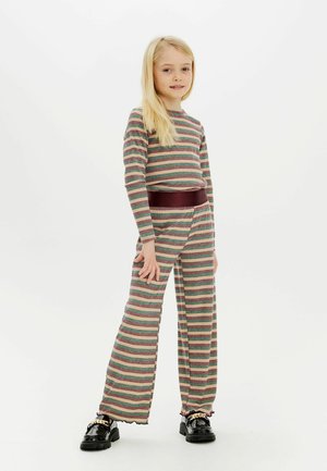 Randig hemmakläder-set i grönt, vinrött och beige, med en långärmad topp och vida byxor, samt ett matchande vinrött midjeband.