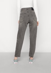 Šedé denimové džíny s vysokým pasem, rovného střihu, zadní kapsy se šitými detaily a jemným vybledlým omyytem.