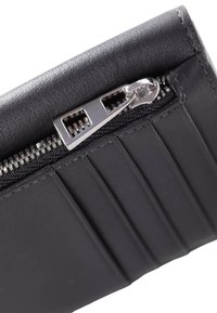 Cartera de cuero negro con textura suave, cierre de cremallera plateada y múltiples ranuras para tarjetas en un lado.