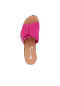 Sandale plate pour femme avec une large sangle en suédine rose vif et une boucle assortie sur une semelle intérieure rembourrée beige, étiquetée "remonte soft", taille 37.