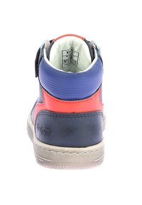 Baskets montantes en matériaux bleu, rouge et noir. Présentent un dos texturé, un col rembourré et une semelle en caoutchouc avec des coutures visibles.